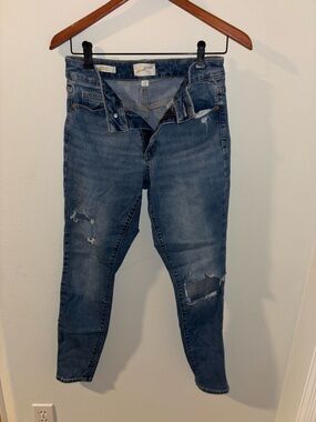 Universal Thread Women’s Dark Blue Ripped Skinny Jeans